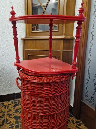 Cesto y estante de ropa sucia rojos