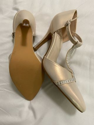Zapatos salón nude satinado