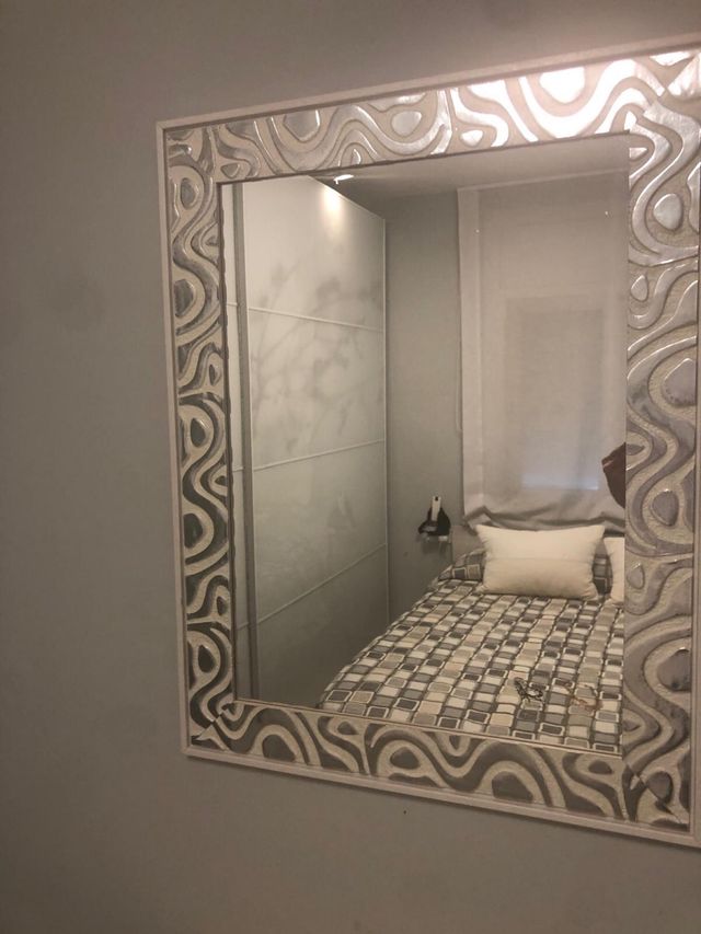 Espejo con marco decorativo