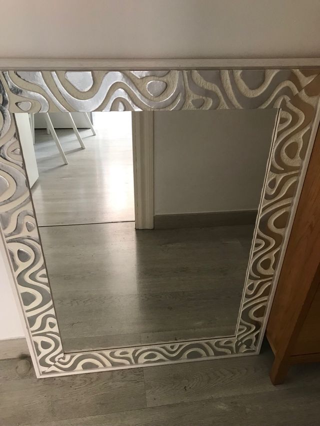 Espejo con marco decorativo