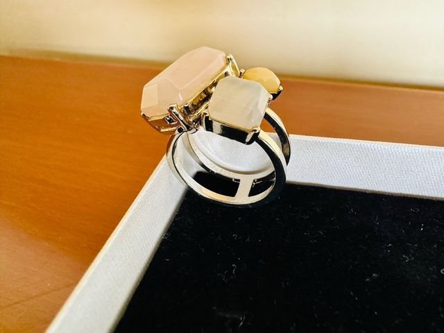 Anello con pietre colorate