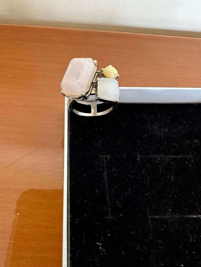 Anello con pietre colorate