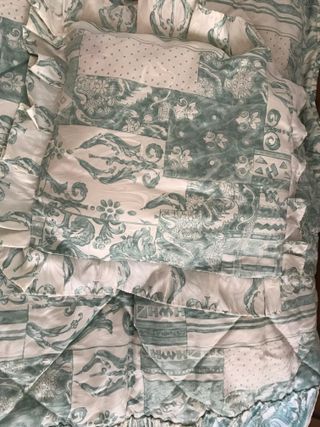 Colcha edredón de volantes con cojín