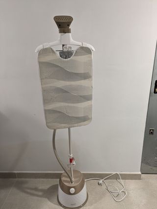 Plancha CASI NUEVA  de vapor vertical Philips