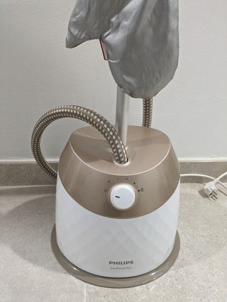 Plancha CASI NUEVA  de vapor vertical Philips