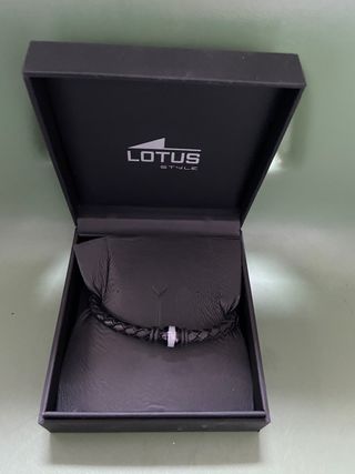 Pulsera cuero negro lotus. Nueva.
