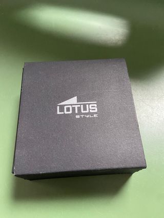 Pulsera cuero negro lotus. Nueva.