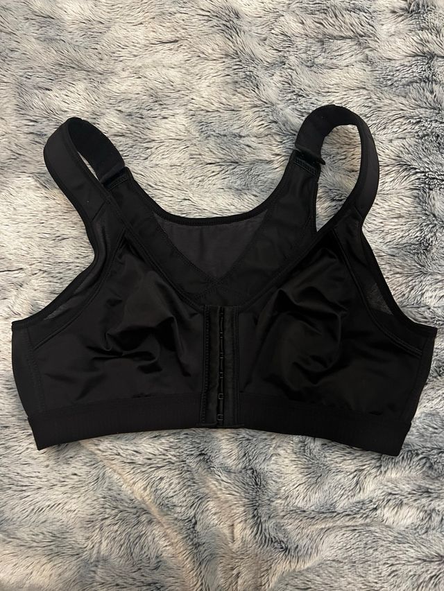 Sujetador quirúrgico con cierre delantero