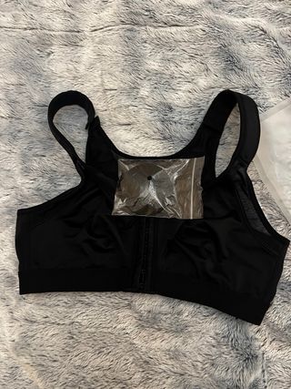 Sujetador quirúrgico con cierre delantero