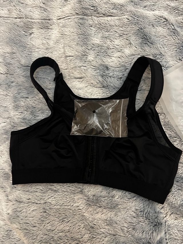 Sujetador quirúrgico con cierre delantero