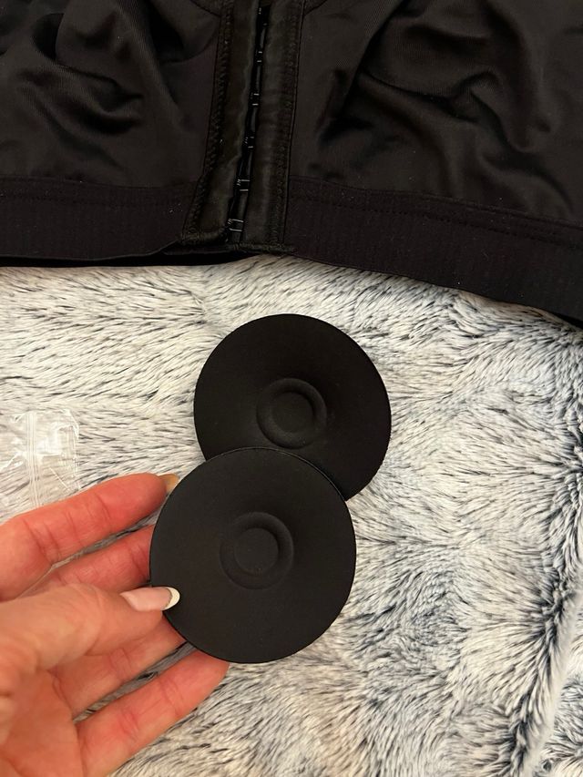 Sujetador quirúrgico con cierre delantero