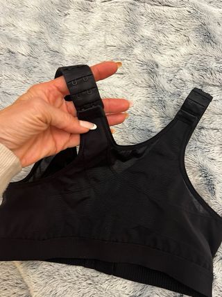 Sujetador quirúrgico con cierre delantero