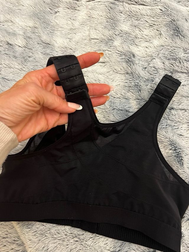 Sujetador quirúrgico con cierre delantero