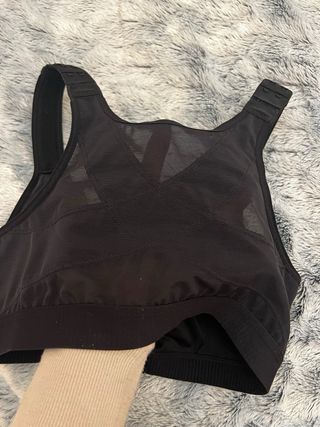 Sujetador quirúrgico con cierre delantero