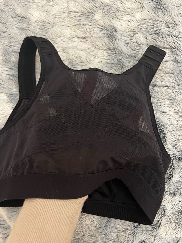 Sujetador quirúrgico con cierre delantero