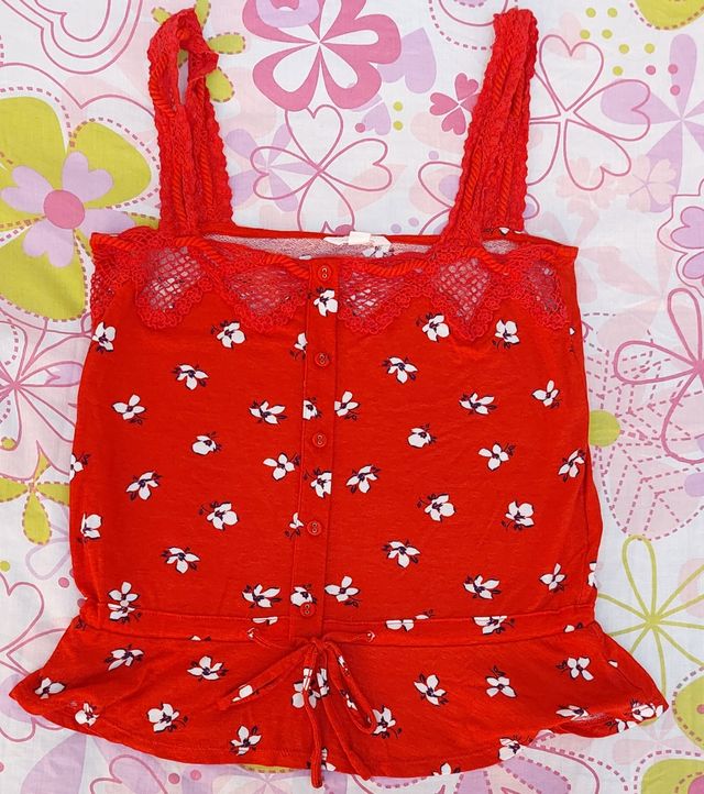 Top rosso con stampa floreale