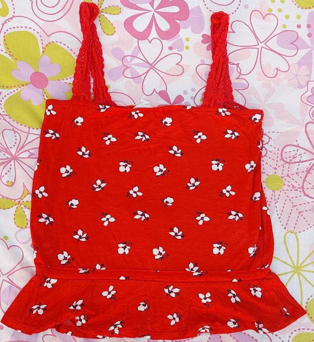 Top rosso con stampa floreale