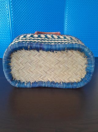 Cesta de minbre artesanal