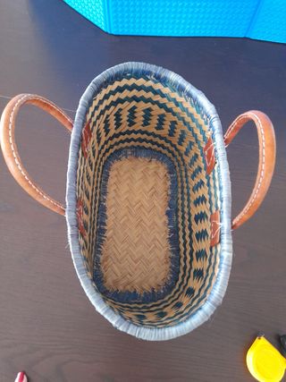 Cesta de minbre artesanal