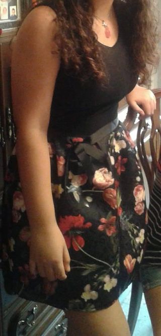 Vestido negro con falda de flores