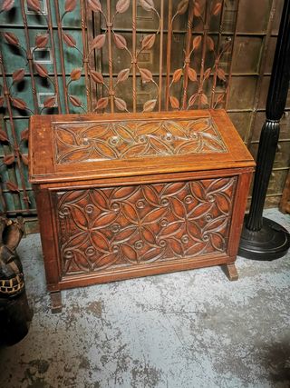 Baúl antiguo. Tallado