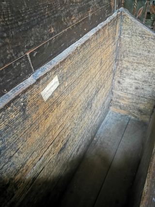 Baúl antiguo. Tallado