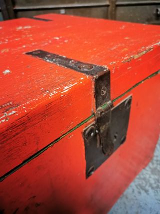 Baúl madera maciza. Antiguo. Rojo