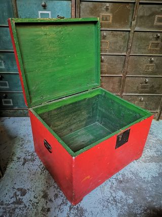 Baúl madera maciza. Antiguo. Rojo