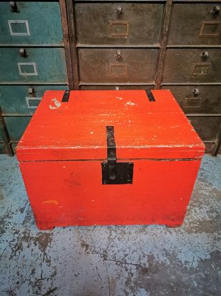 Baúl madera maciza. Antiguo. Rojo