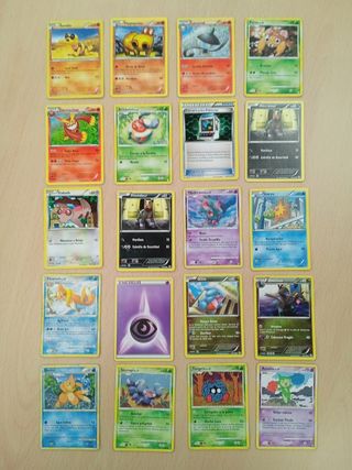 Lote de 147 cartas Pokemon.