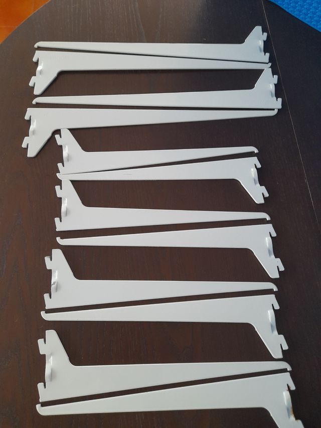 Cartelas/ escuadras blancas de metal de 30/40cm.