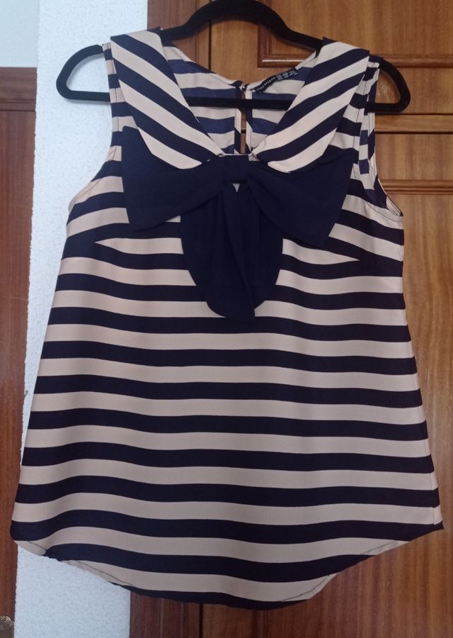 Top rayas,lazo frontal azul y beige, Primark.