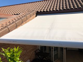 Toldo eléctrico encofrado - 4,5m ancho x 3m largo