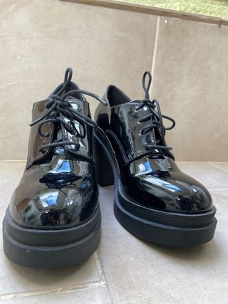 Zapatos de tacón con cordones de charol Marypaz