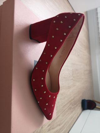 Zapato tacon rojo, tachuelas 