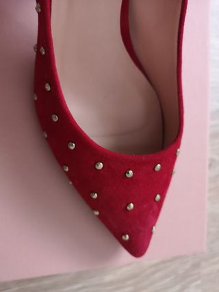 Zapato tacon rojo, tachuelas 
