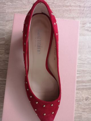 Zapato tacon rojo, tachuelas 