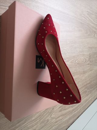 Zapato tacon rojo, tachuelas 