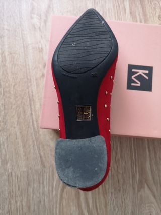 Zapato tacon rojo, tachuelas 