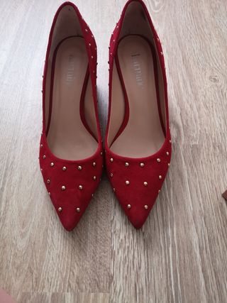 Zapato tacon rojo, tachuelas 