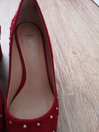 Zapato tacon rojo, tachuelas 