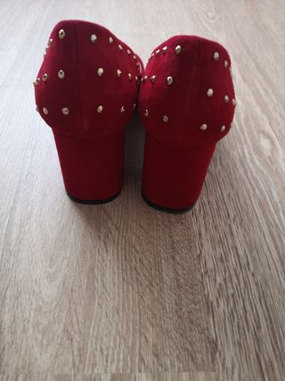 Zapato tacon rojo, tachuelas 