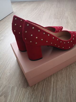 Zapato tacon rojo, tachuelas 