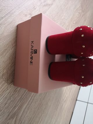Zapato tacon rojo, tachuelas 