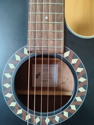 Guitarra acústica semi nueva