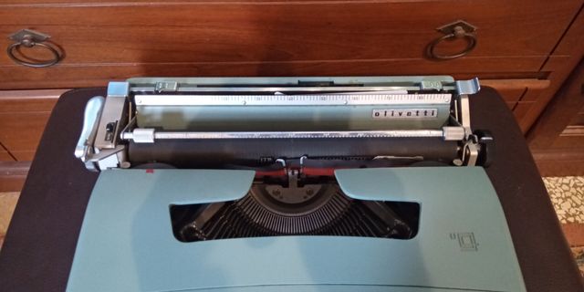 Macchina da scrivere vintage Olivetti del 1963