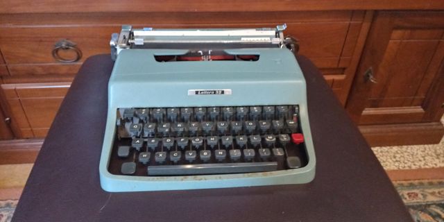 Macchina da scrivere vintage Olivetti del 1963