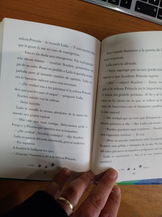 Libro "Academia Unicornio" Scarlett y Fuego