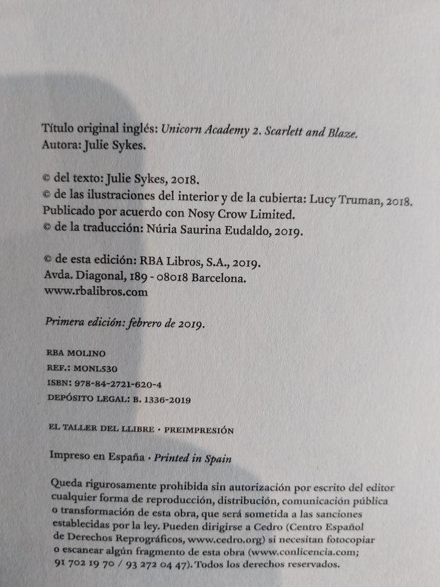 Libro "Academia Unicornio" Scarlett y Fuego