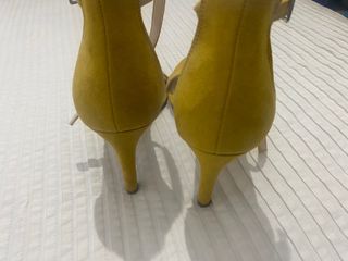 Sandalias amarillo-mostaza